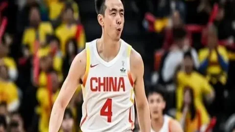 赛场外巨星聚焦：杜兰特小帽配薯片，观战瞬间尽显风采